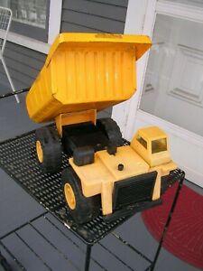 Vintage 1998 REMCO Toys Yellow Metal & Plastic Dump Truck ( DUMPER IS METAL )
