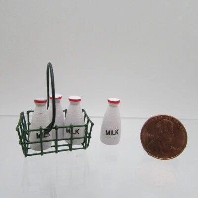 Botellas de leche en miniatura para casa de muñecas en una cesta de alambre IM65030 Foto 1 de 2