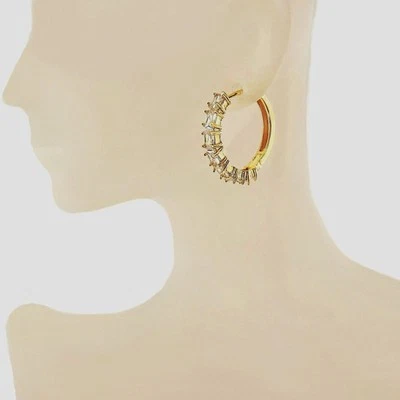 Brillantes cristales de circonita cúbica | Pendientes de aro rellenos de oro de 18 quilates de alta calidad   Foto 1 de 4