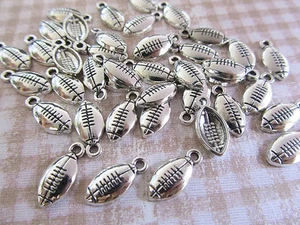 20 American Football versilbert Sport Anhänger/Scrapbooking/Basteln/Etikett/Legierung K25 - Bild 1 von 3