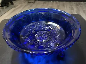 Vintage Fenton geformte kobaltblaue Glasschmetterlinge & Beeren Kugelfußschüssel - Bild 1 von 7