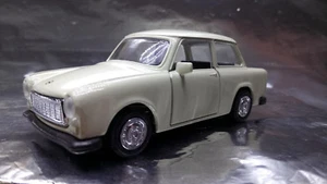 * Welly - Trabant Blanco Crema con apertura de puertas delanteras Escala 1:34 - Imagen 1 de 3