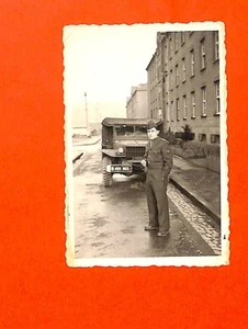 PHOTO SOLDAT DEVANT UN VÉHICULE MILITAIRE ( GMC ? ) - Picture 1 of 2