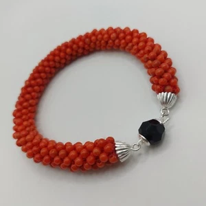 Pulsera tejida hecha a mano - Coral rojo natural, ónix y broche de plata de ley - Imagen 1 de 9