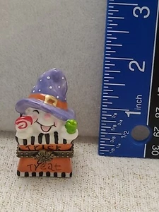 Pequeña caja de baratijas de truco o trato fantasma con pequeño vacío dentro de Halloween - Imagen 1 de 5