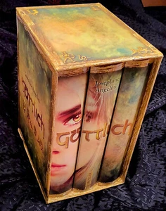 Göttlich Josephine Angelini Trilogie 3x gebundene Ausgabe 2013 neu im Schuber - Bild 1 von 1