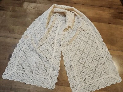 Corredor de mesa de encaje beige con defectos para coser o hacer manualidades ¡quedan muchas bondades! Foto 1 de 4