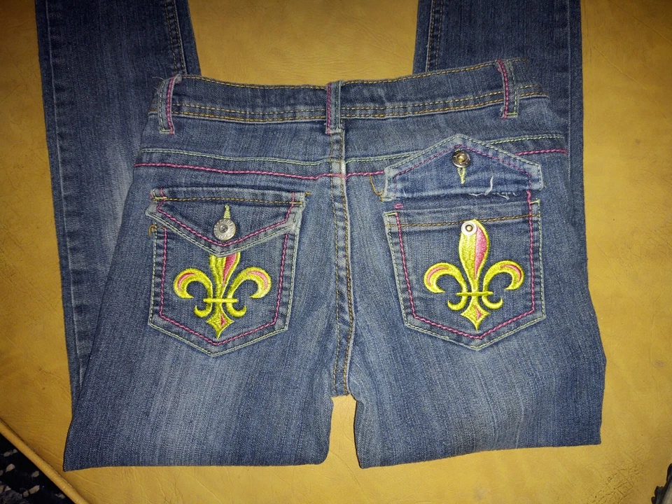 Pantalones de mezclilla azules Dereon para niñas bordados bolsillos traseros flor Di Lis talla 8 Foto 1 de 4