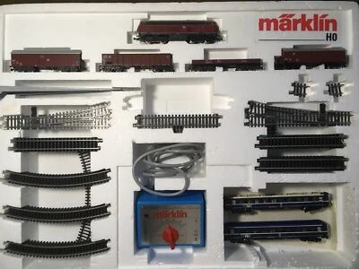 MARKLIN HO TRAIN MODEL SET WAGON TRACK LOCOMOTIVE LIGHT CROSSING CURVE STRAIGHT - Image 1 of 4
