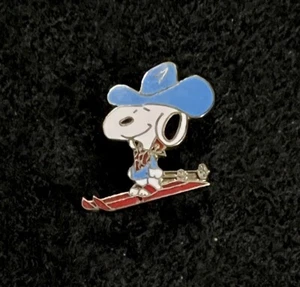 SNOOPY Esquí Vaquero Esquí Solapa Pin Insignia Resort Recuerdo Viaje CACAHUETES - Imagen 1 de 3