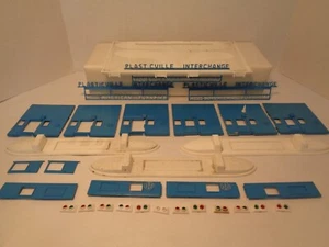PLASTICVILLE VINTAGE TURNPIKE INTERCHANGE BUILDING PARTS,SIGNS,WALLS,LIGHTS,ETC. - Picture 1 of 12