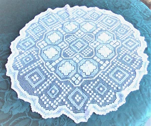 NAPPERON  FILET RELIEF ENTIEREMENT BRODE MAIN ROND DE 70cm BLANC*** - Picture 1 of 3