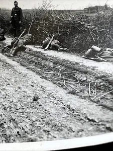Debica Total Erschöpfte Wehrmacht Soldaten - Bild 1 von 3