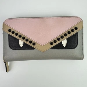 Auténtica billetera larga Fendi con cremallera alrededor ojo de insecto de monstruo cuero multicolor tachonada - Imagen 1 de 24
