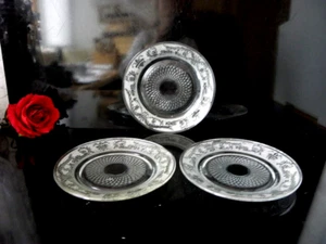 3 fantastici piatti in vetro stile Liberty rilievo giglio francese vetro pressato - Foto 1 di 5