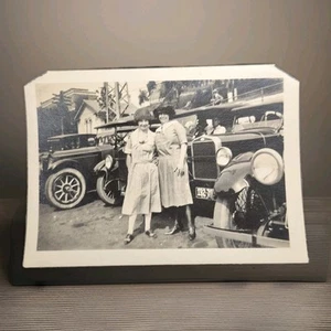 c. 1930 B&W Photo Antique / Vintage Cars with Women in Period Clothing & Shoes - Picture 1 of 4