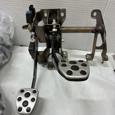 CLUTCH AND BRAKE PEDALS PEDAL ASSEMBLY - Image 1 of 4