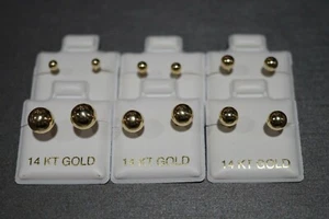 Bola de oro amarillo de 14 K pulido con diminuto pendiente de bola posterior a tornillo. - Imagen 1 de 11