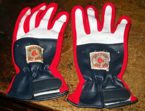 VINTAGE BOSTON RED SOX KIDS BATTING GLOVES + WRISTBANDS Cover