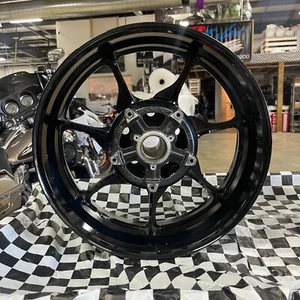 RUEDA TRASERA DE FÁBRICA APENAS USADA GEN 3 OEM 22-24 SUZUKI HAYABUSA 64111-10L0 - Imagen 1 de 11