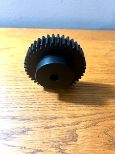 Maedler Ingranaggio Spur in POM Nero con Modulo Mozzo 2 40 Denti Larghezza 20mm - Foto 1 di 2