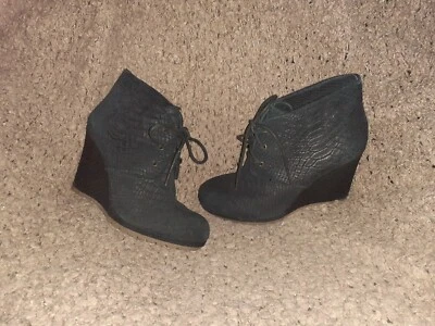 ROSEGOLD BRAND-Botines de cuña de gamuza negros texturizados de piel de serpiente-talla 37,5-casi como nuevos Foto 1 de 4