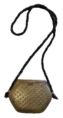 ¿Latón Art Deco vintage? Cartera bandolera de metal con tapa con bisagras y correa para el hombro de cuerda Foto 1 de 4