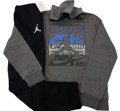 NUEVO CON ETIQUETAS NIKE AIR JORDAN NIÑO CONJUNTO DE 2 PIEZAS GRIS SUDADERA CON CAPUCHA Y PANTALONES DEPORTIVOS NEGROS XL (13-15) Foto 1 de 3