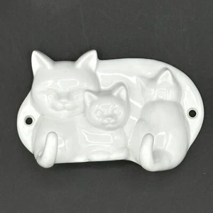 Ganchos de pared vintage de los 80 blanco brillante Avon Kittens dos colas como ganchos - Imagen 1 de 9