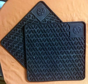 2 Stück  VW Gummi Autofußmatten in Schwarz mit Struktur - Bild 1 von 3