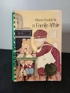 Manchester NH 1988 HAUSKOCHIN IST EINE FAMILIENANGELEGENHEIT KOCHBUCH St. Katharinenschule - Bild 1 von 14