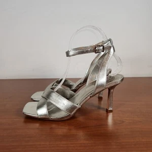 Vince Camuto donna Evinda argento tacco fermo misura 6,5 cinturino alla caviglia punta aperta - Foto 1 di 14