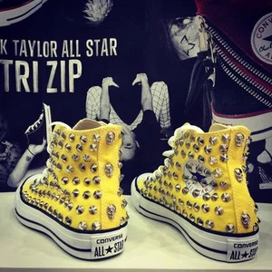 Scarpe Converse Gialle Zitron estate 2022 Alte con Borchie Argento teschi - Foto 1 di 2