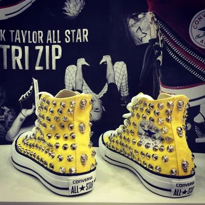 Scarpe Converse Gialle Zitron estate 2022 Alte con Borchie Argento teschi - Immagine 1 di 2