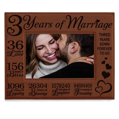 Marco de fotos de cuero crudo grabado 3er aniversario (5x7 horizontal) Foto 1 de 4