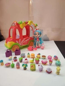 Shopkins Smoothie Truck Sweet Smoothie Fun Time con 25 personaggi, bambola Jessicake - Foto 1 di 9