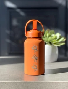 Chimchar Trinkflasche graviert Kaffeebecher mit Cafe Kostüm, Sinnoh Starter - Bild 1 von 10