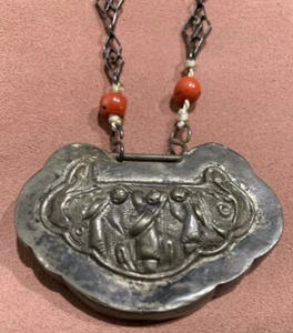 ANTICA COLLANA CIONDOLO LUCCHETTO CINESE SALMONE CORALLO E ARGENTO REPOUSSÉ - Foto 1 di 12
