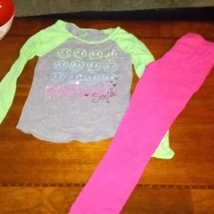 girl med graphic long sleeve and pink leggings - Picture 1 of 2