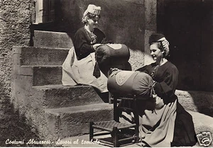Costumi Abruzzesi Lavori al tombolo f.g. - Foto 1 di 1