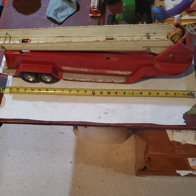 Vintage 1973-75 NYLINT Aerial Hook Ladder 30" Red Fire Truck Pressed Steel - Image 1 of 4