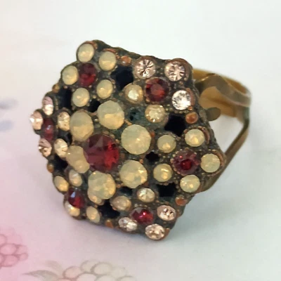 Anillo Michal Negrin Flor Gruesa con Cristales de Swarovski Rojo Granate De Colección Foto 1 de 4