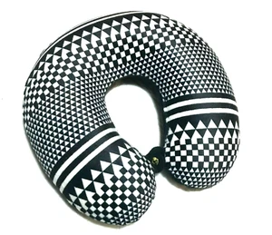Almohada de viaje blanca y negra con botones delanteros de espuma viscoelástica - Imagen 1 de 4