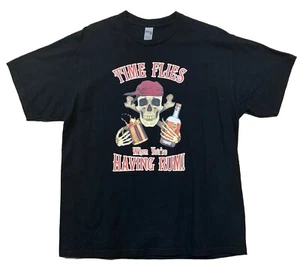 Time Flies When You’re Having Rum Pirate Skull Drinking T-Shirt Gr. XL schwarz - Bild 1 von 6