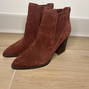 Marc Fisher 7.5 Rust Burgundy Red Ankle Bootie Block Heel Suede Western Pull On - Picture 1 of 11