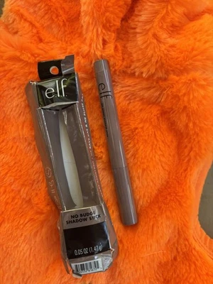 Smudge-Proof Twist-Up Metallic Eyeshadow -  & Cruelty-Free Magnetic Pull - Image 1 of 4