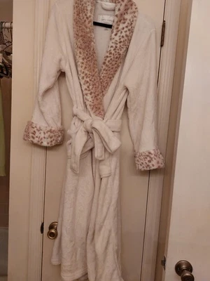 CAROLE HOCHMAN WHITE FLEECE ROBE W/ FAUX FUR COLLAR & TRIM AT SLEEVES - SIZE XL  - Image 1 of 4