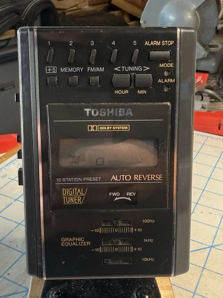 Toshiba KT-4548 Walkman toca-fitas cassete para peças rádio funciona clipe de cinto - Imagem 1 de 3