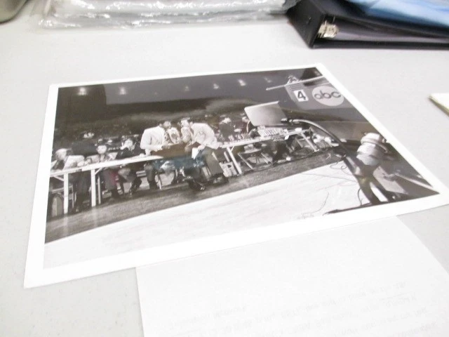 Foto del programa de televisión ABC 1972 BALONCESTO NBA Keith Jackson Bill Russell Lakers Bucks Foto 1 de 1