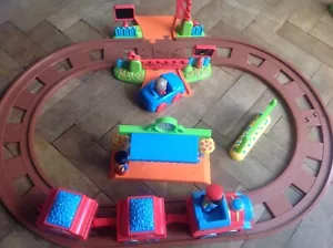 Juego completo de tren de cruce ELC Happyland Country con tren a batería - Imagen 1 de 4